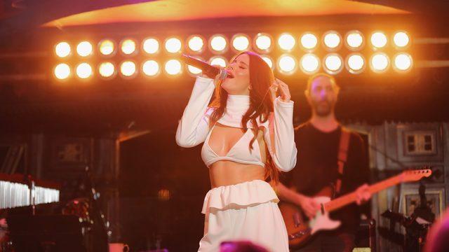 Simge Sevgililer Günü'ne kalbi boş girdi 