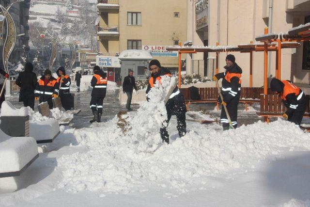 Hakkari’de karla mücadele çalışması