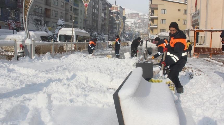 Hakkari&rsquo;de karla m&uuml;cadele &ccedil;alışması