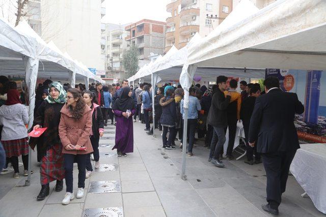 Cizre’de eğitim ve kariyer fuarı açıldı