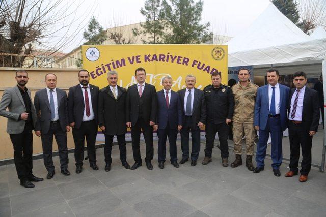 Cizre’de eğitim ve kariyer fuarı açıldı