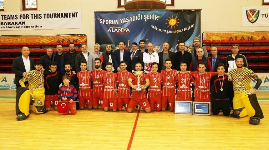 Hokeyciler Bakan Kasapoğlu&rsquo;ndan kapalı salon istiyor