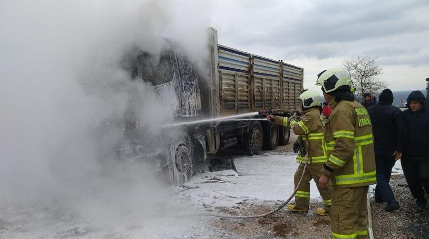 Seyir halindeki kamyon yandı