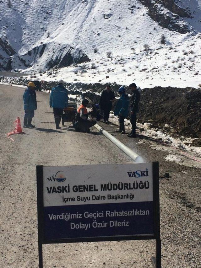 Dondurucu soğukta çalışan işçilere müdürden çay servisi