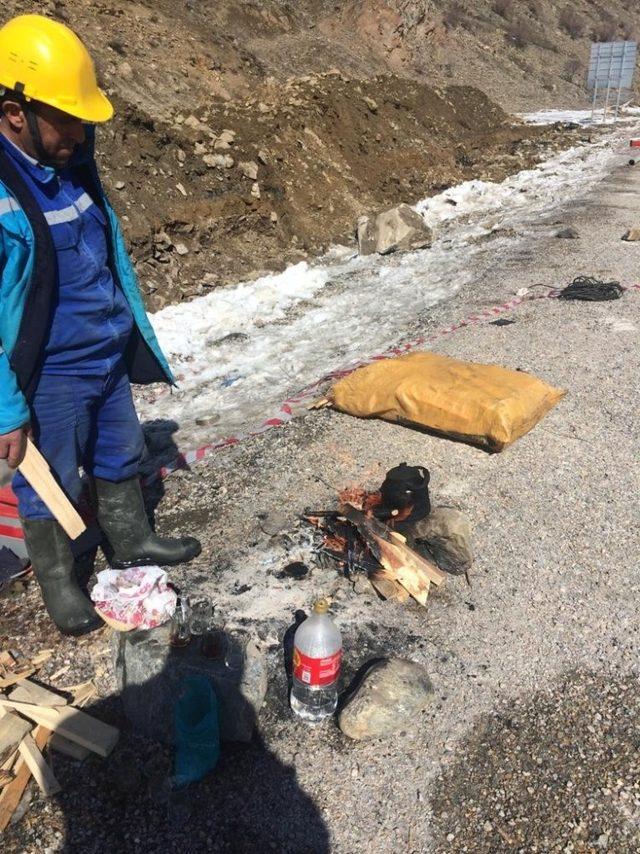 Dondurucu soğukta çalışan işçilere müdürden çay servisi