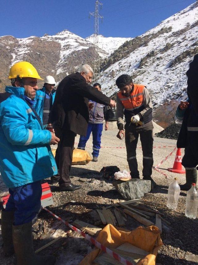 Dondurucu soğukta çalışan işçilere müdürden çay servisi