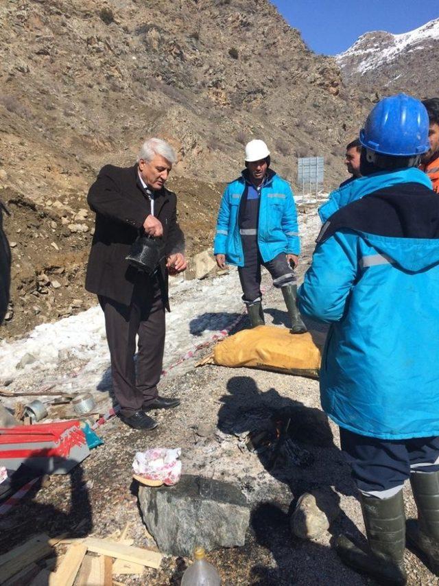 Dondurucu soğukta çalışan işçilere müdürden çay servisi