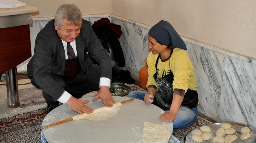 Anneleri hamur işi yapmayı &ouml;ğretti