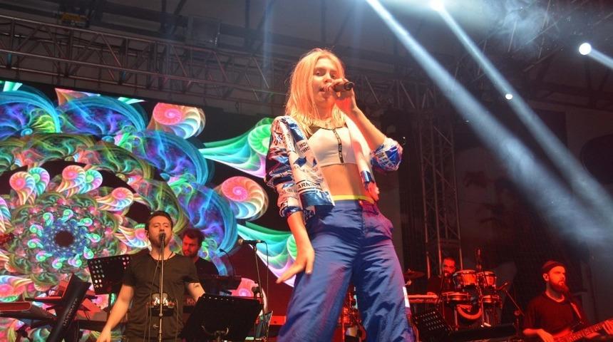 Aleyna Tilki, sevgililer g&uuml;n&uuml;nde sahne aldı