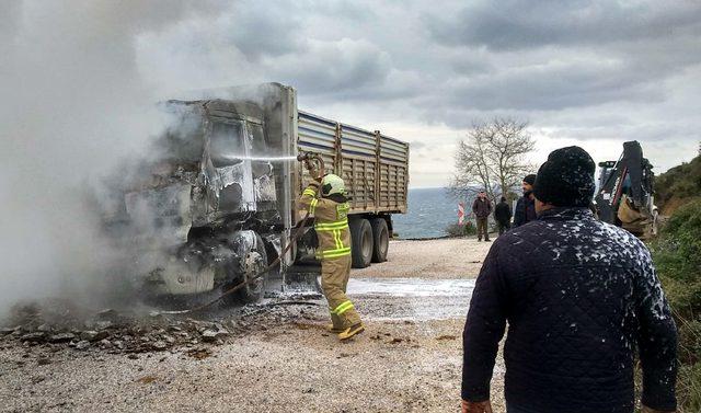 Seyir halindeyken alev alan kamyon, kullanılmaz hale gledi