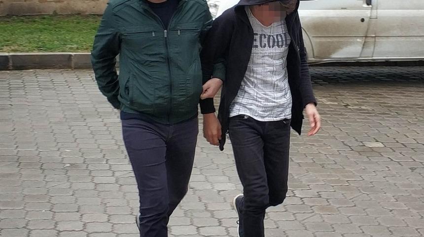 Parkta cep telefonu gasbına g&ouml;zaltı