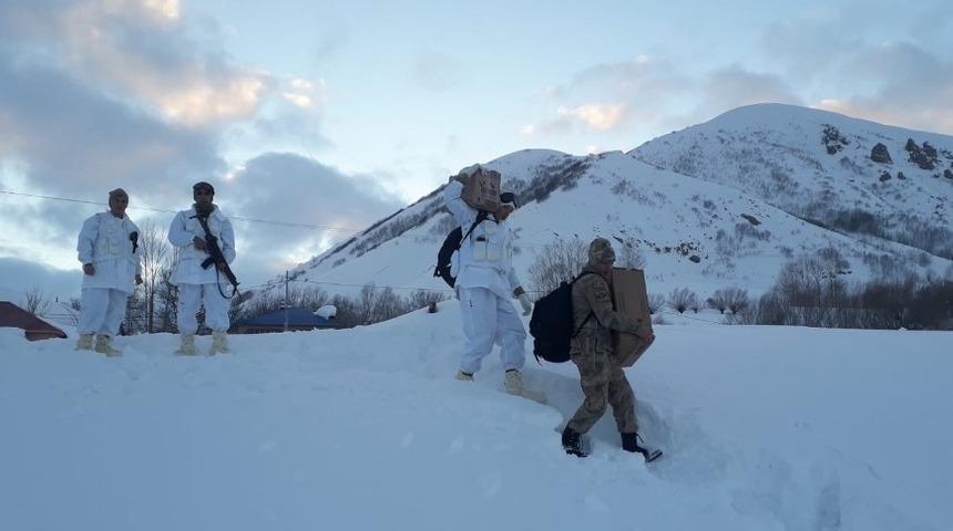 Yolu kapalı k&ouml;ye jandarma helikopterle gitti vatandaşı dinledi