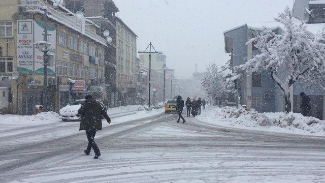 Bingöl’de 281 köy yolu kapandı, okullar tatil edildi