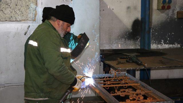 Parklar Büyükşehir Belediyesi atölyelerinden çıkan ürünlerle donatılıyor