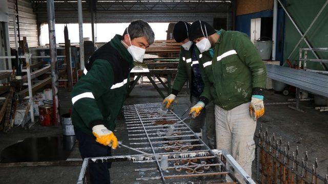 Parklar Büyükşehir Belediyesi atölyelerinden çıkan ürünlerle donatılıyor