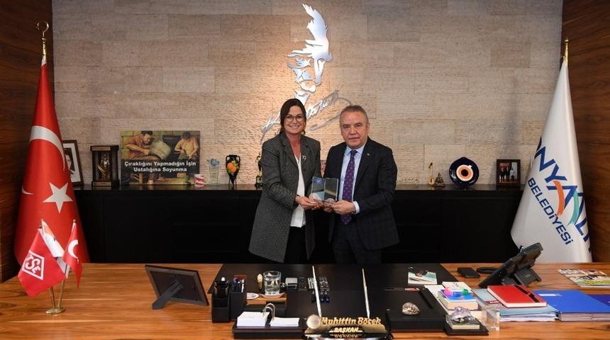 Başkan Böcek’e ÇYDD’den teşekkür plaketi