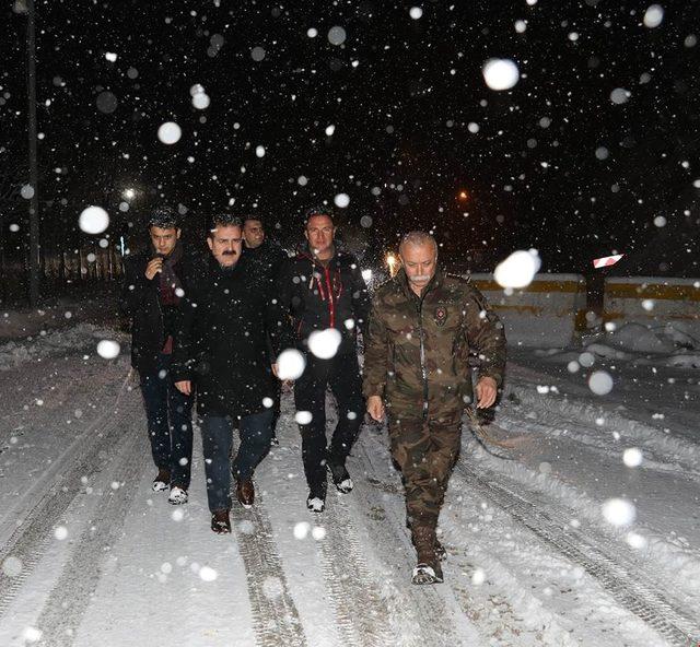 Vali Akbıyık, kar yağışı altında güvenlik noktalarını denetledi