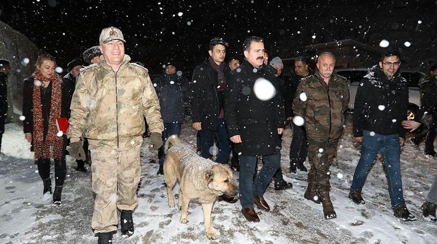 Vali Akbıyık, kar yağışı altında g&uuml;venlik noktalarını denetledi