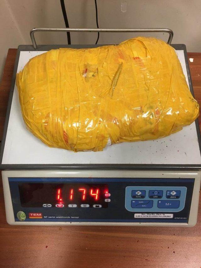 Üzerinde 1 kilo 174 gram esrar ele geçirildi