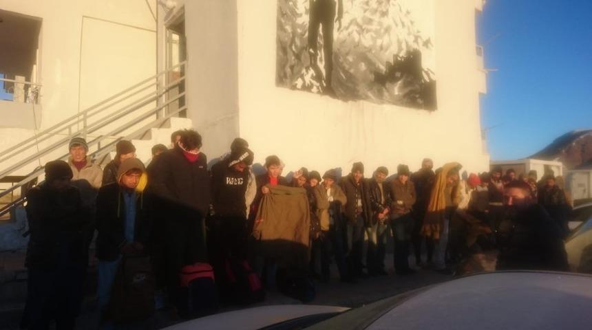 15 kişilik minibüsten 34 kaçak göçmen çıktı