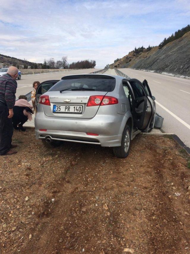 Kontrolden çıkan otomobil refüje daldı: 2 yaralı