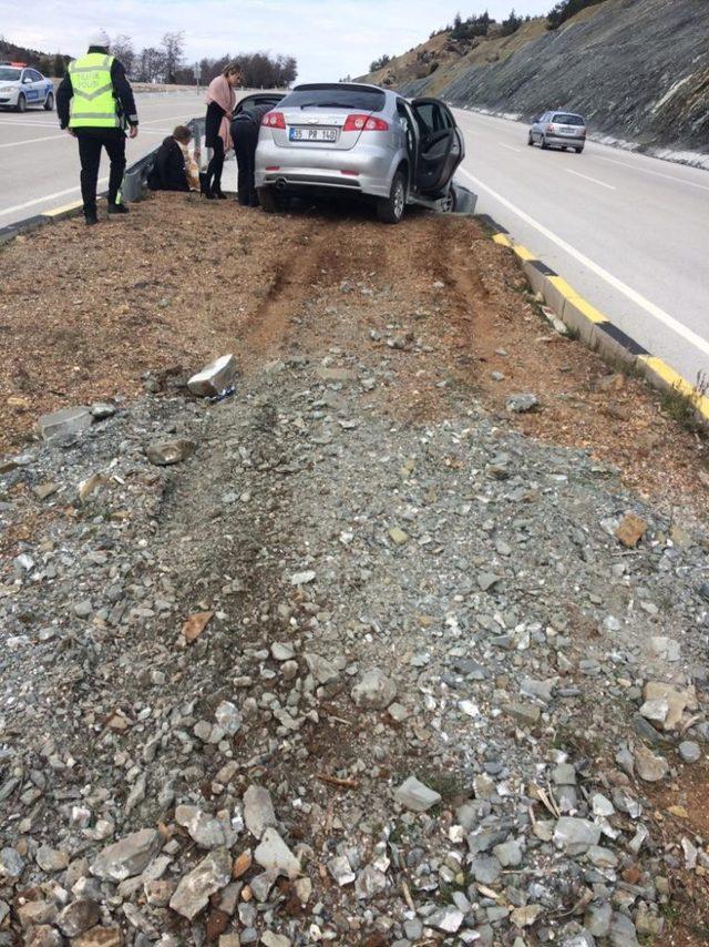 Kontrolden çıkan otomobil refüje daldı: 2 yaralı