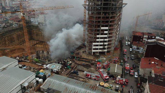 Havadan fotoğraflar//Kadıköy'de şantiye alanında inşaat malzemeleri yanıyor 