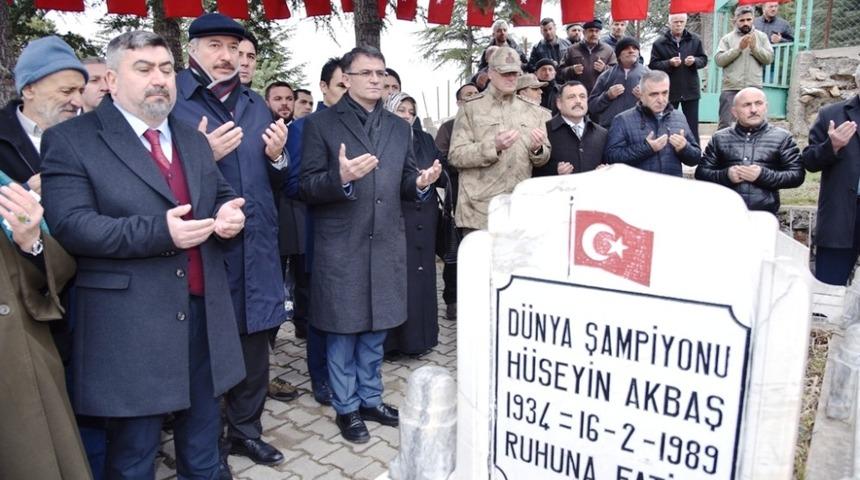 D&uuml;nya Şampiyonu g&uuml;reş&ccedil;i, mezarı başında anıldı