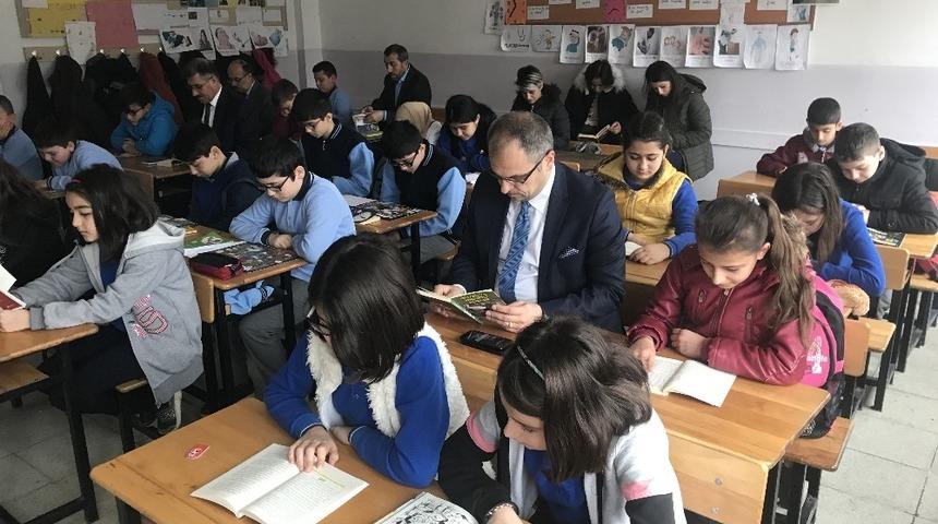 Kaymakam &Uuml;&ccedil;er, &ouml;ğrencilerle birlikte kitap okudu
