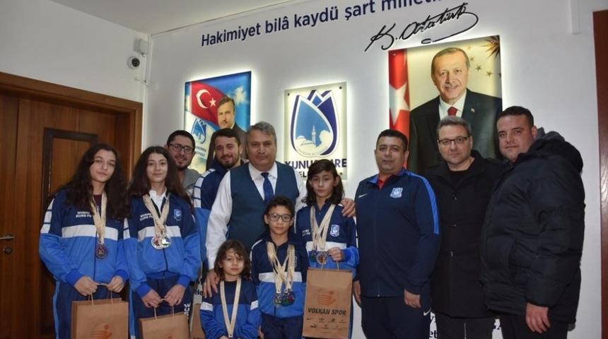 Başkan &Ccedil;er&ccedil;i şampiyonları ağırladı