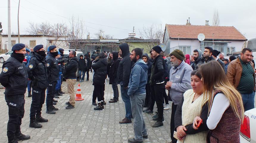 &Ouml;ld&uuml;r&uuml;l&uuml;p tandırda yakılan adamın kızı ve dini nikahlı eşi adliyede (2)