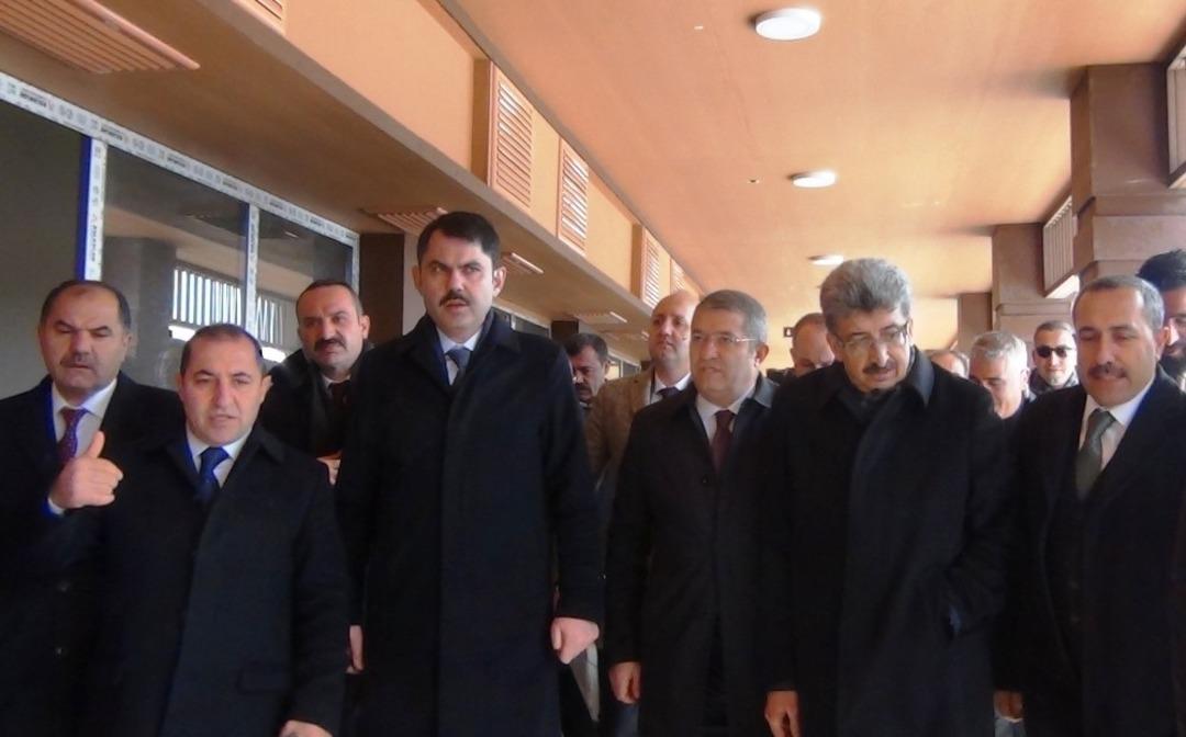 Bakan Kurum, Erciş&rsquo;te incelemelerde bulundu