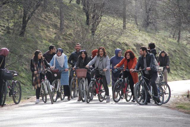 AK Parti nin &Ccedil;ankaya belediye başkanı adayı, gen&ccedil;lerle bisiklet s&uuml;rd&uuml; 1