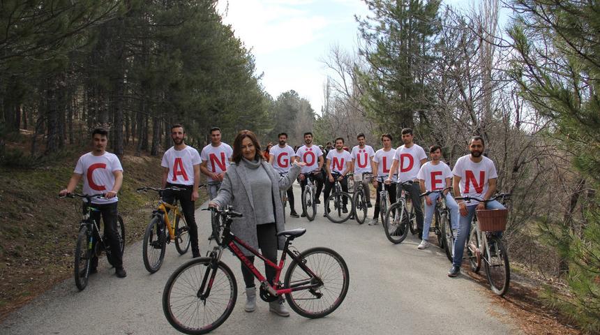 AK Parti'nin &Ccedil;ankaya belediye başkanı adayı, gen&ccedil;lerle bisiklet s&uuml;rd&uuml;