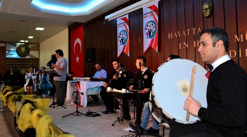 D&Uuml;&rsquo;de sağlık &ccedil;alışanlarından s&uuml;rpriz moral konseri