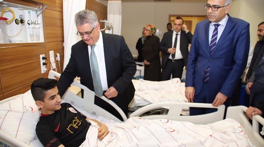 Vali Pekmez civadan zehirlenen &ouml;ğrencileri ziyaret etti