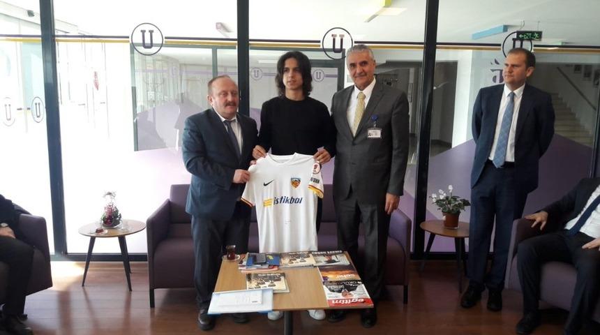 Emre Demir imzalı formasını hediye etti