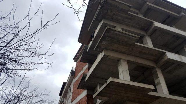 Canına kıymak isteyen gen&ccedil; kadın ikna sırasında bayıldı 3