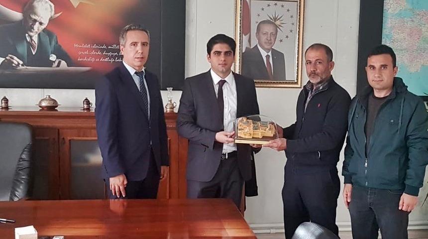 İHH g&ouml;n&uuml;ll&uuml;lerine hediye dağıttı