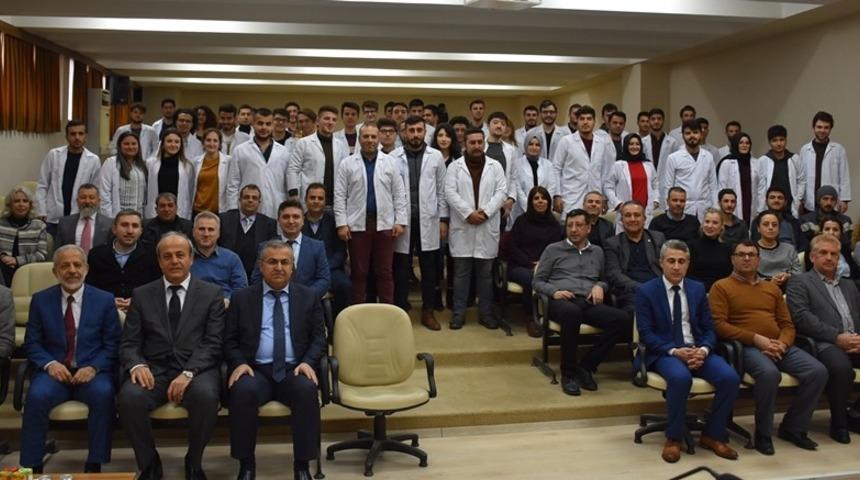 HR&Uuml;&rsquo;de veteriner adayları beyaz &ouml;nl&uuml;k giydi