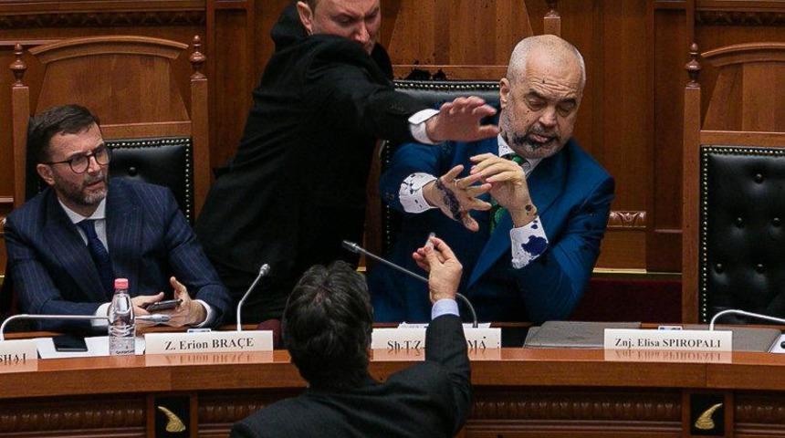 Arnavutluk Başbakanı Rama’ya kürsüde saldırı