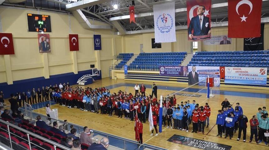 Voleybol &ccedil;eyrek final m&uuml;sabakaları başladı