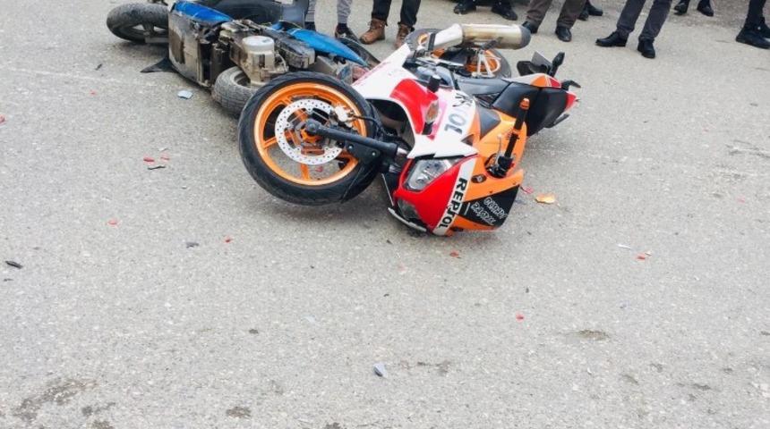 Motosikletler çarpıştı: 3 yaralı