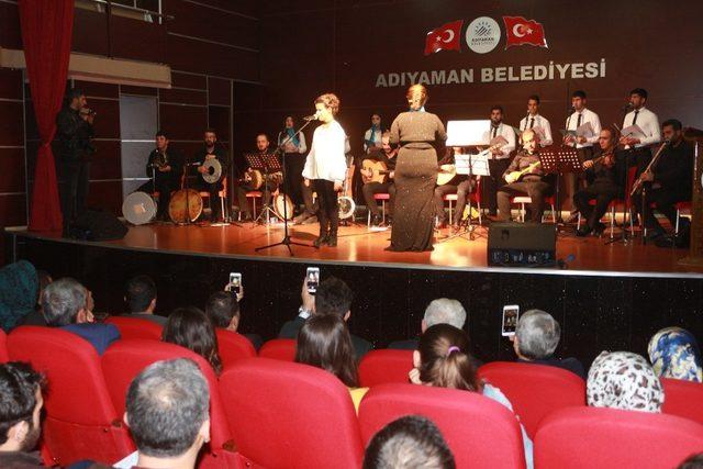 G&ouml;rme engelli kızın konserde s&ouml;ylediği t&uuml;rk&uuml; herkesi adeta b&uuml;y&uuml;ledi 2