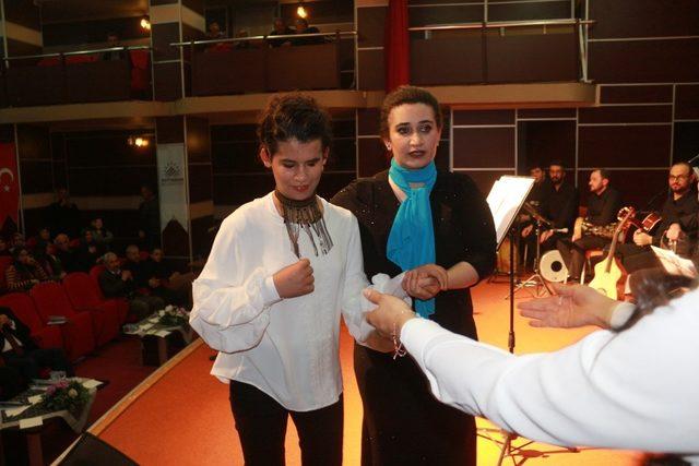 G&ouml;rme engelli kızın konserde s&ouml;ylediği t&uuml;rk&uuml; herkesi adeta b&uuml;y&uuml;ledi 4