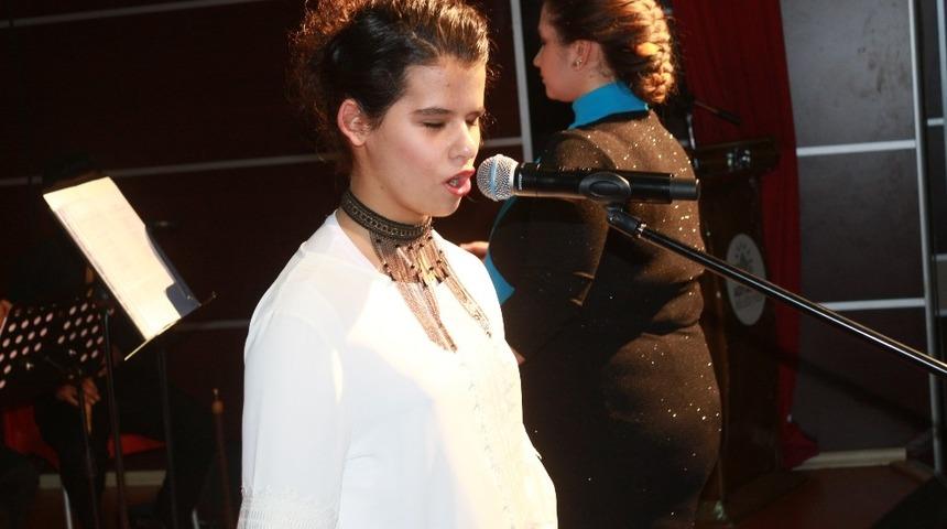 G&ouml;rme engelli kızın konserde s&ouml;ylediği t&uuml;rk&uuml; herkesi adeta b&uuml;y&uuml;ledi