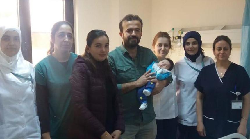 Bebeğin göbeğinden dışkı gelmeye başlayınca hastaneye koştular!