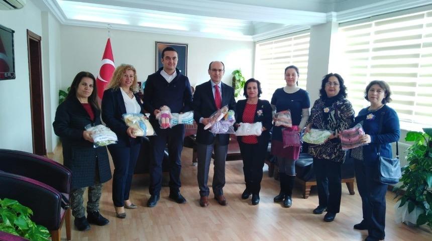 S&ouml;keli kadınların &ouml;rg&uuml;leri kimsesiz &ccedil;ocukları sıcak tutacak