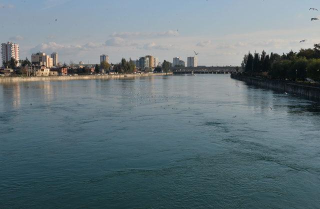 Seyhan Nehri'nde, suya atladığı öne sürülen kız aranıyor