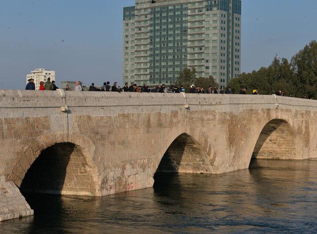 Seyhan Nehri'nde, suya atladığı öne sürülen kız aranıyor